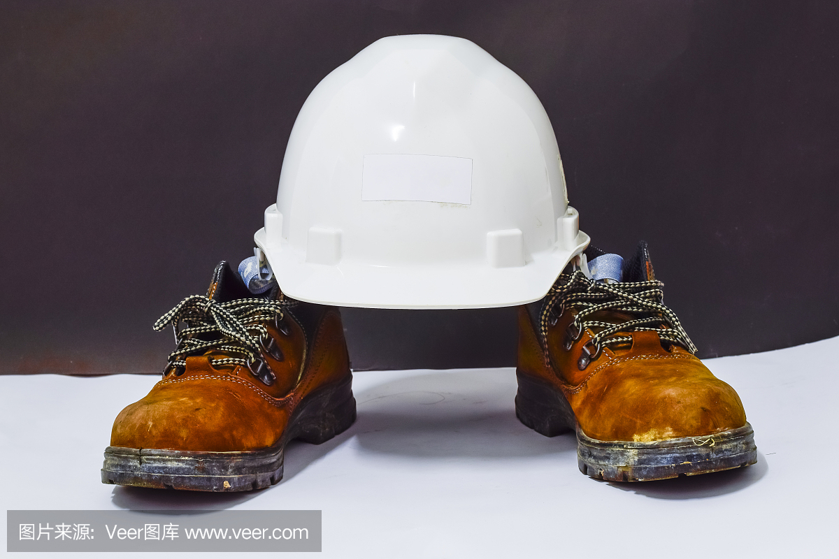 白色安全帽、安全鞋。这是施工时的个人防护装备。